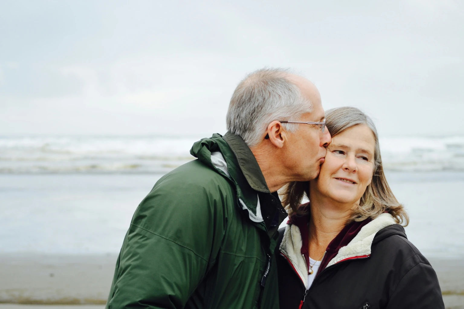 files/slip-anti-fuite-urinaire-couple-senior-bord-de-mer-confort-discret.webp